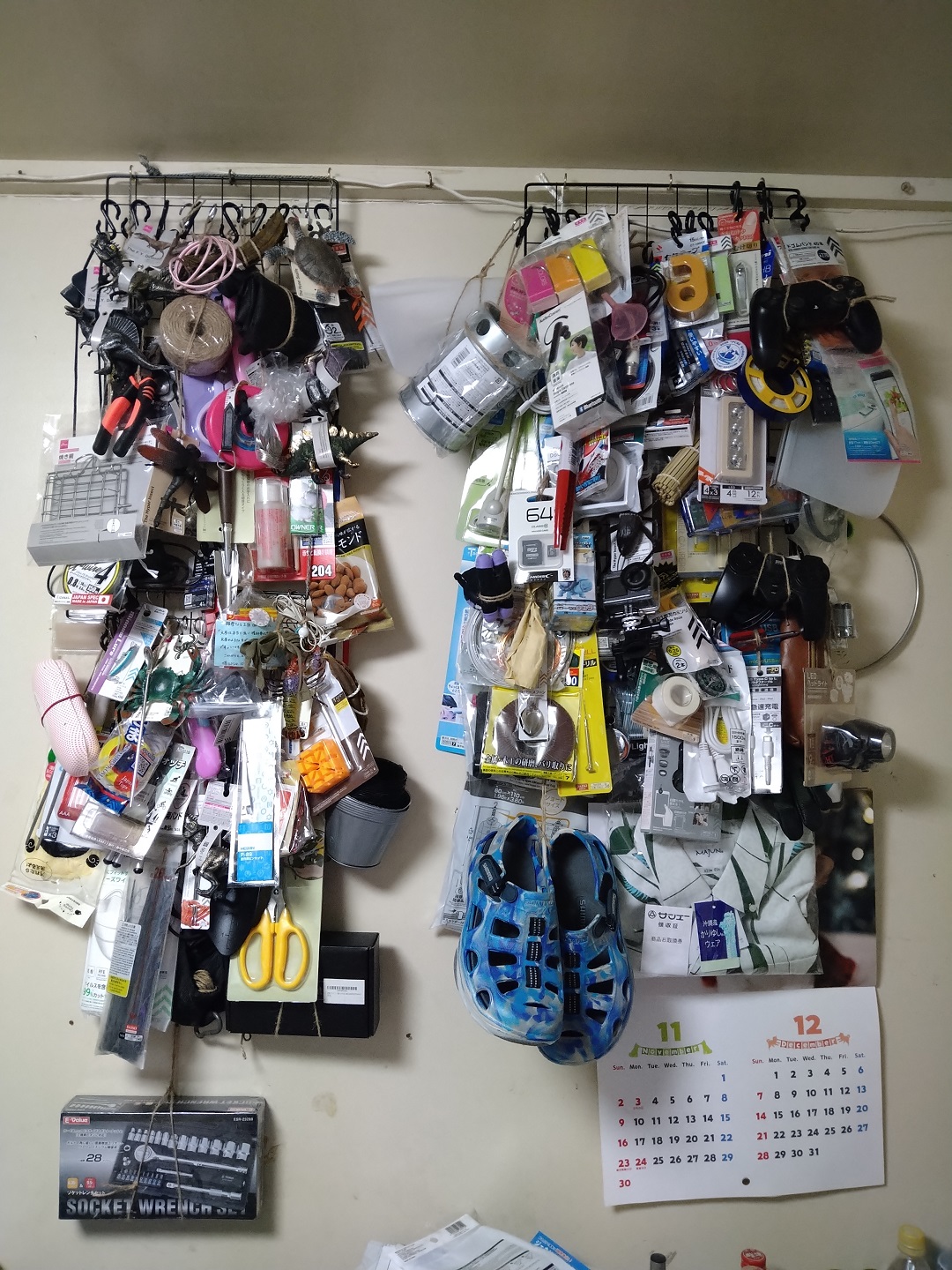 商品のように陳列したグッズ群の写真